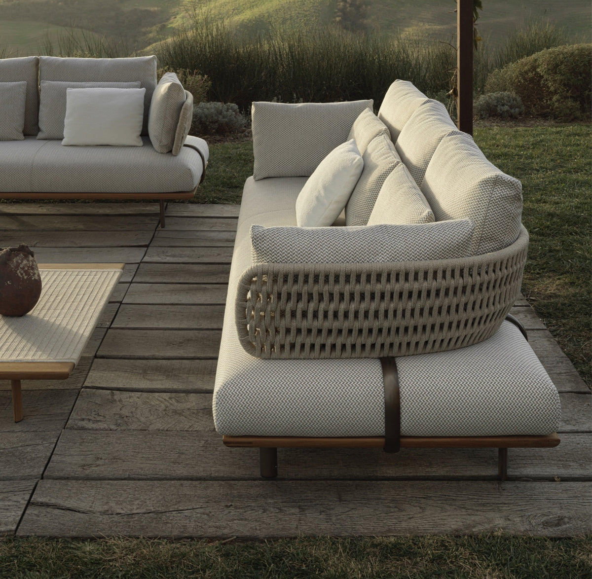 Modern Italian design sofas and loveseats | Molteni&C Modern Italian design sofas and loveseats | Molteni&C